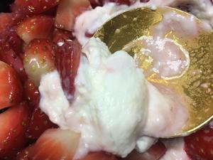 草莓酸奶“冰激凌”冬天绝对成功版的做法 步骤5