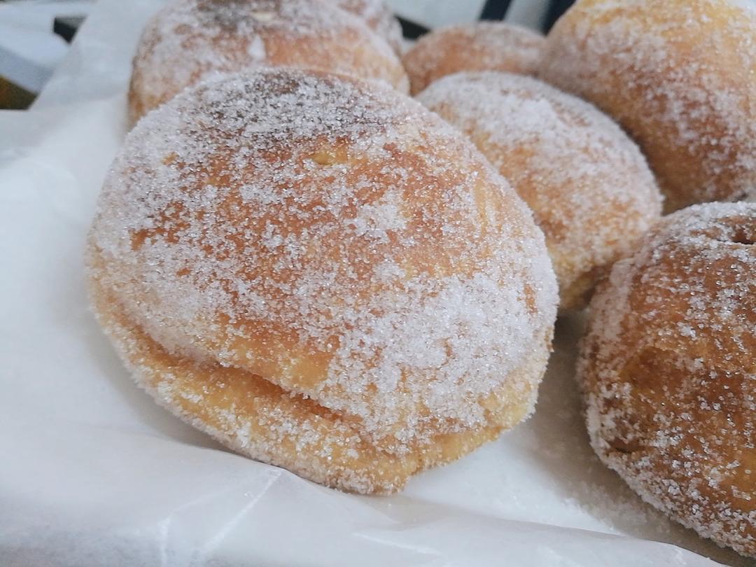 好吃到哭泣的甜甜圈VANILLA CREAM-FILLED DOUGHNUTS