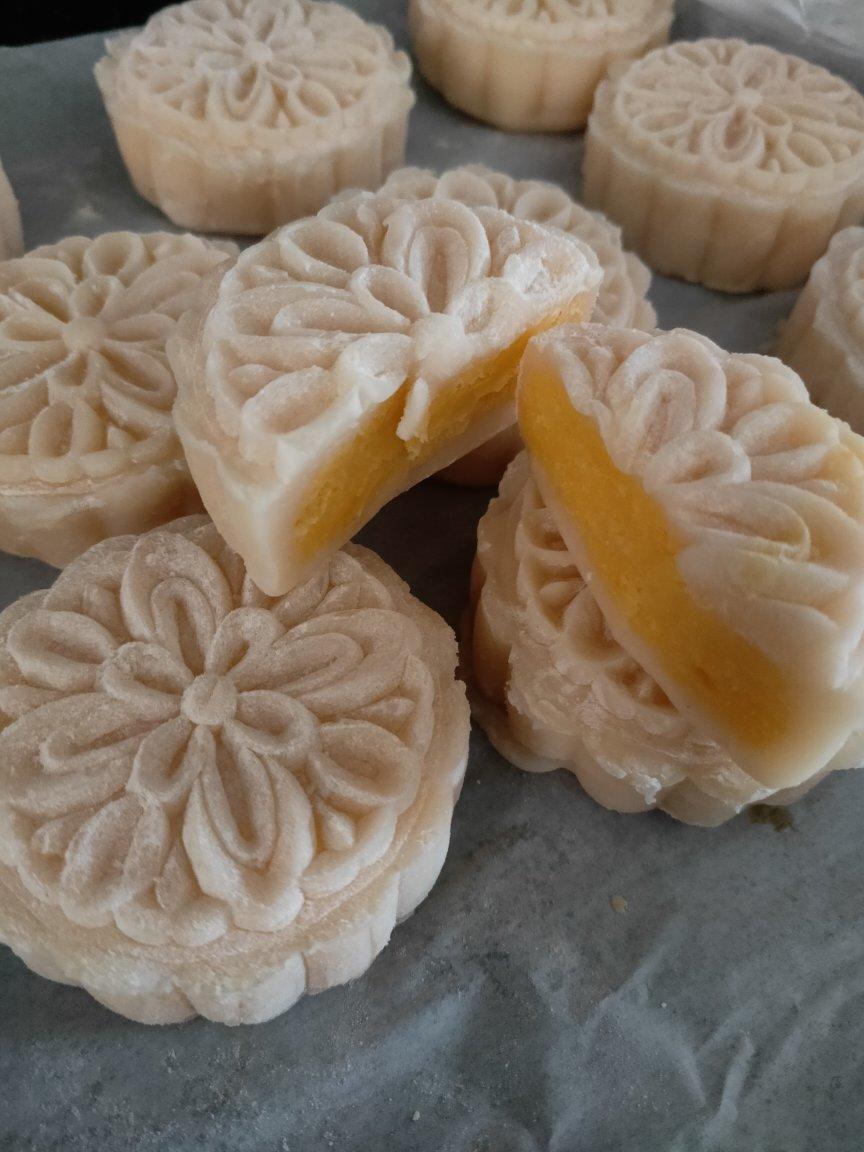 绿豆沙蛋黄冰皮月饼
