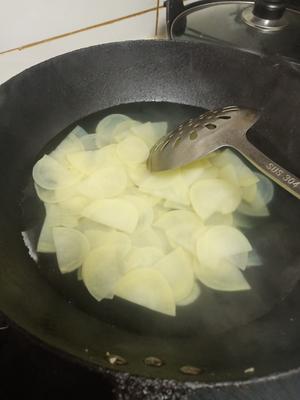 干煸土豆片的做法 步骤2