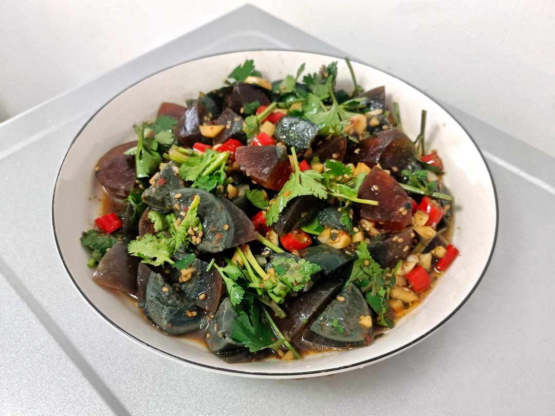 皮蛋的神仙吃法❗️好吃到爆的香菜拌皮蛋