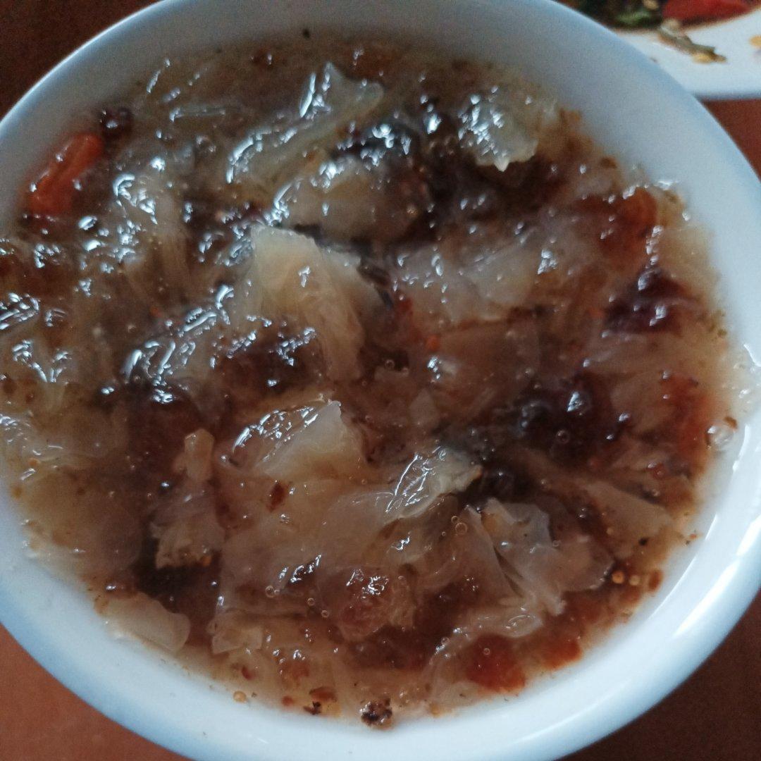 桃胶银耳红枣羹