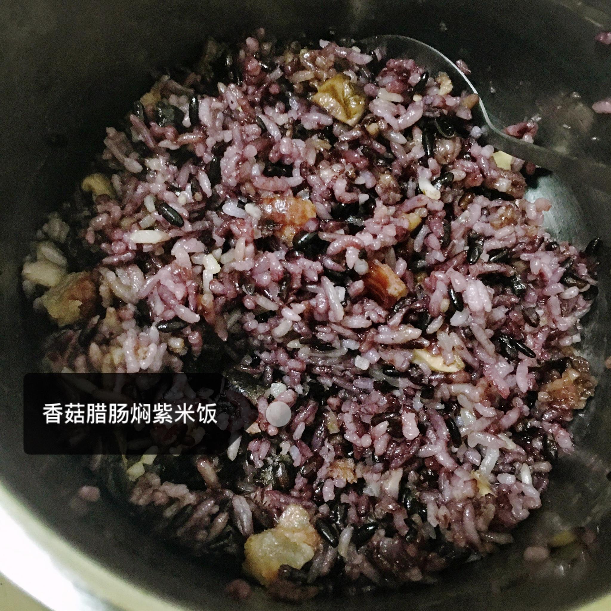 香菇腊肠焖紫米饭的做法