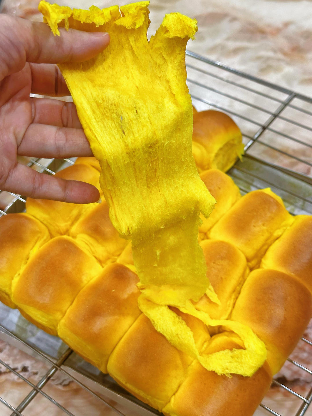 不加一滴水！这南瓜餐包太拉丝了，做法巨简单！