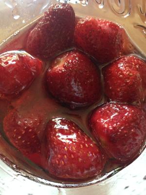 草莓糖浆的做法 步骤2