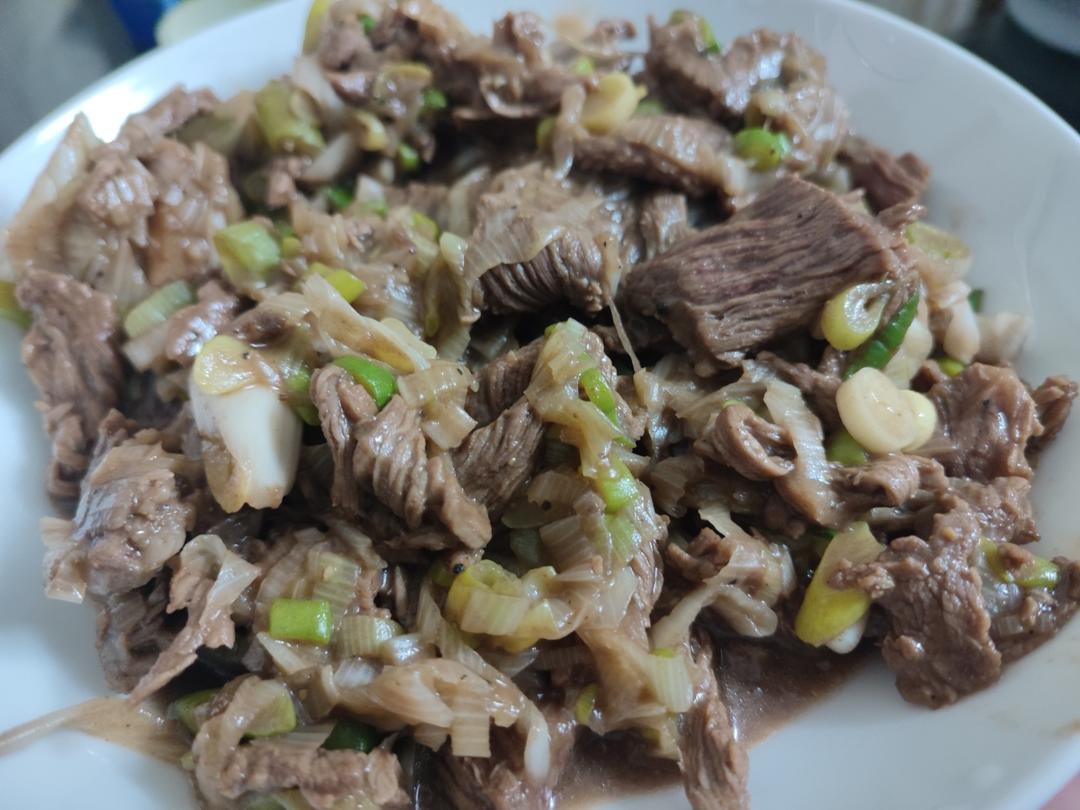 葱香浓郁的葱爆牛肉