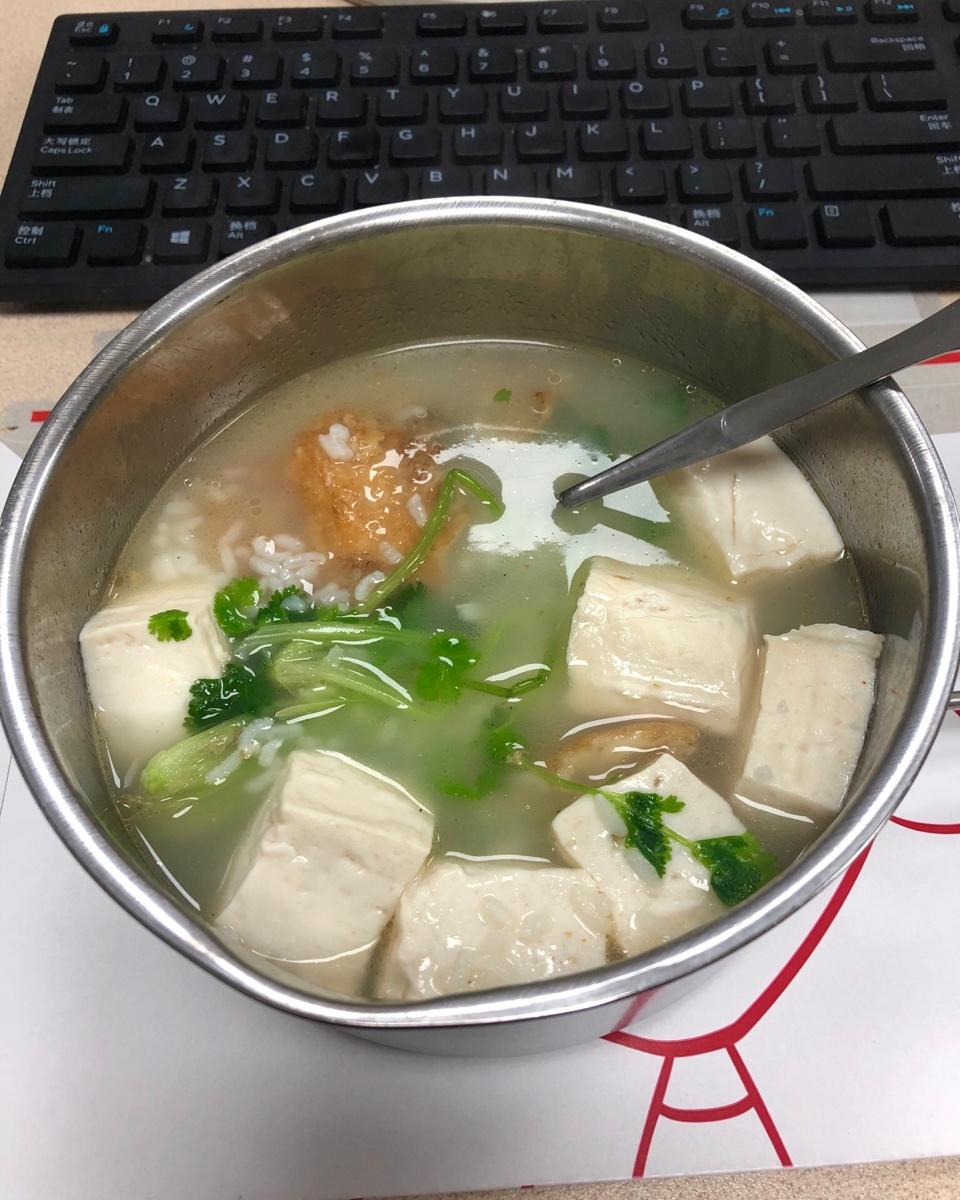 芫茜鱼头豆腐汤