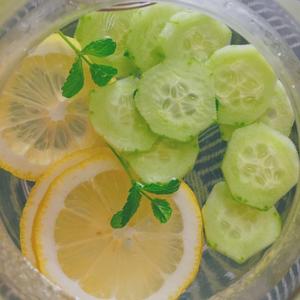 夏天的味道——柠檬青瓜水的做法 步骤1