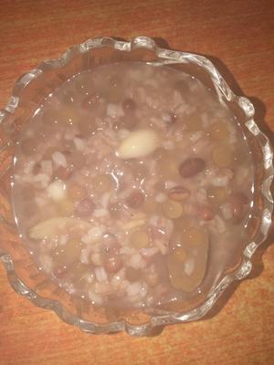 西米百合红枣粥的做法 步骤2