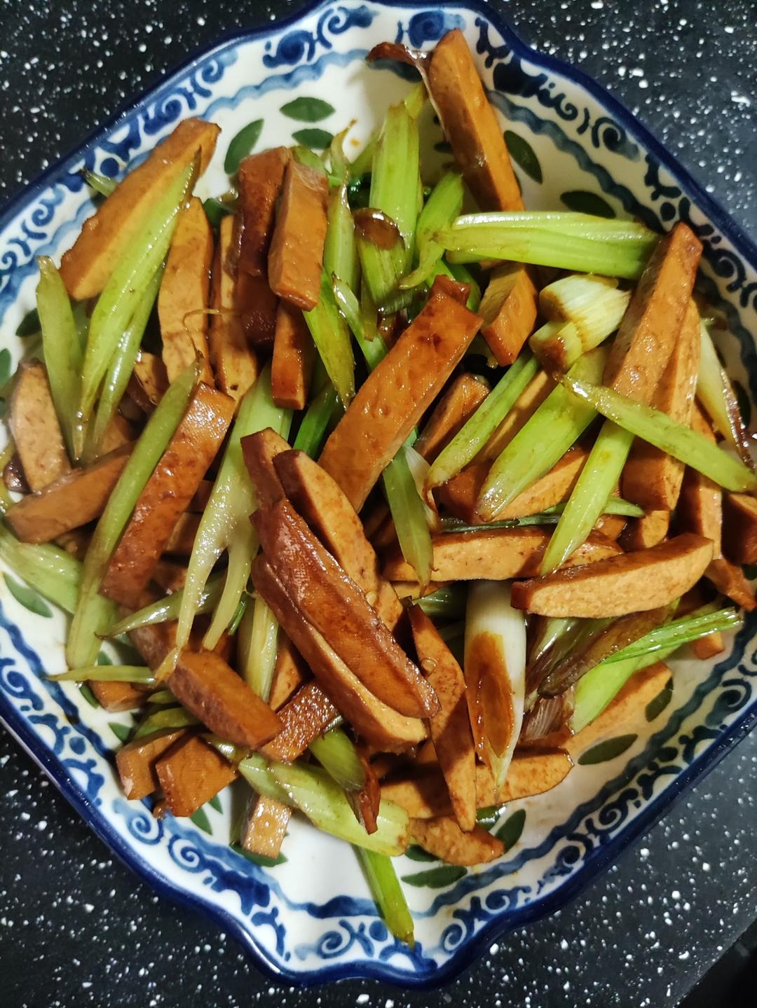 午餐晚餐简单快手下饭菜芹菜炒香干