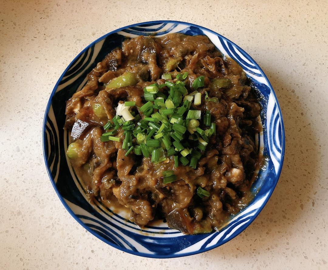 擂椒茄子皮蛋的做法