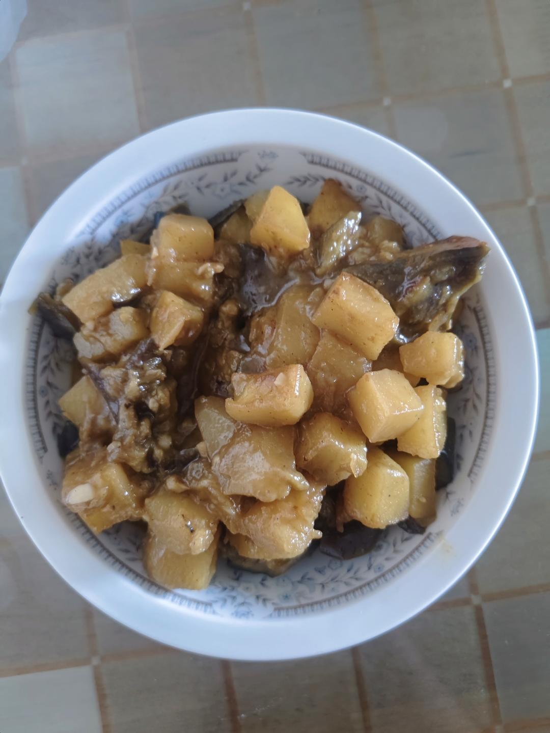 上班族的快手简单晚餐——土豆炖茄子