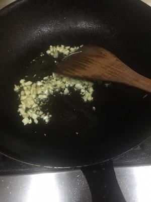 金针菇酸汤肥牛的做法 步骤3