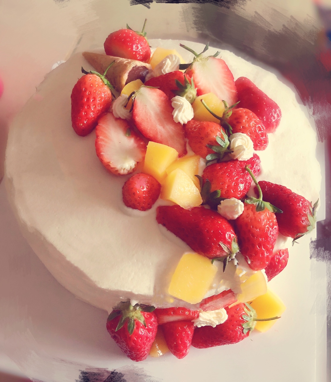 草莓装饰奶油蛋糕