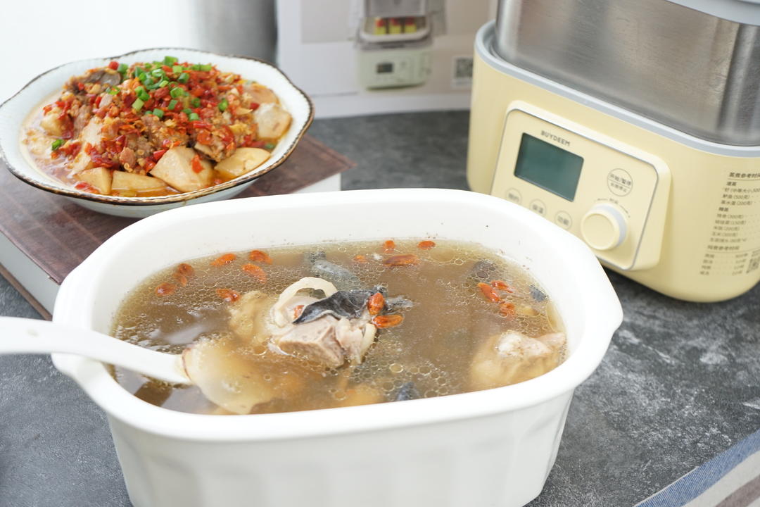 剁椒蒸芋头排骨&石斛玉竹筒骨滋阴润燥汤 | 北鼎黄色蒸炖锅的做法