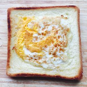镶嵌着鸡蛋的三明治的做法 步骤4
