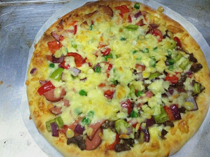 含宣软饼皮做法、自己在家也能做出馅料十足、超拉丝的美味诱人披萨