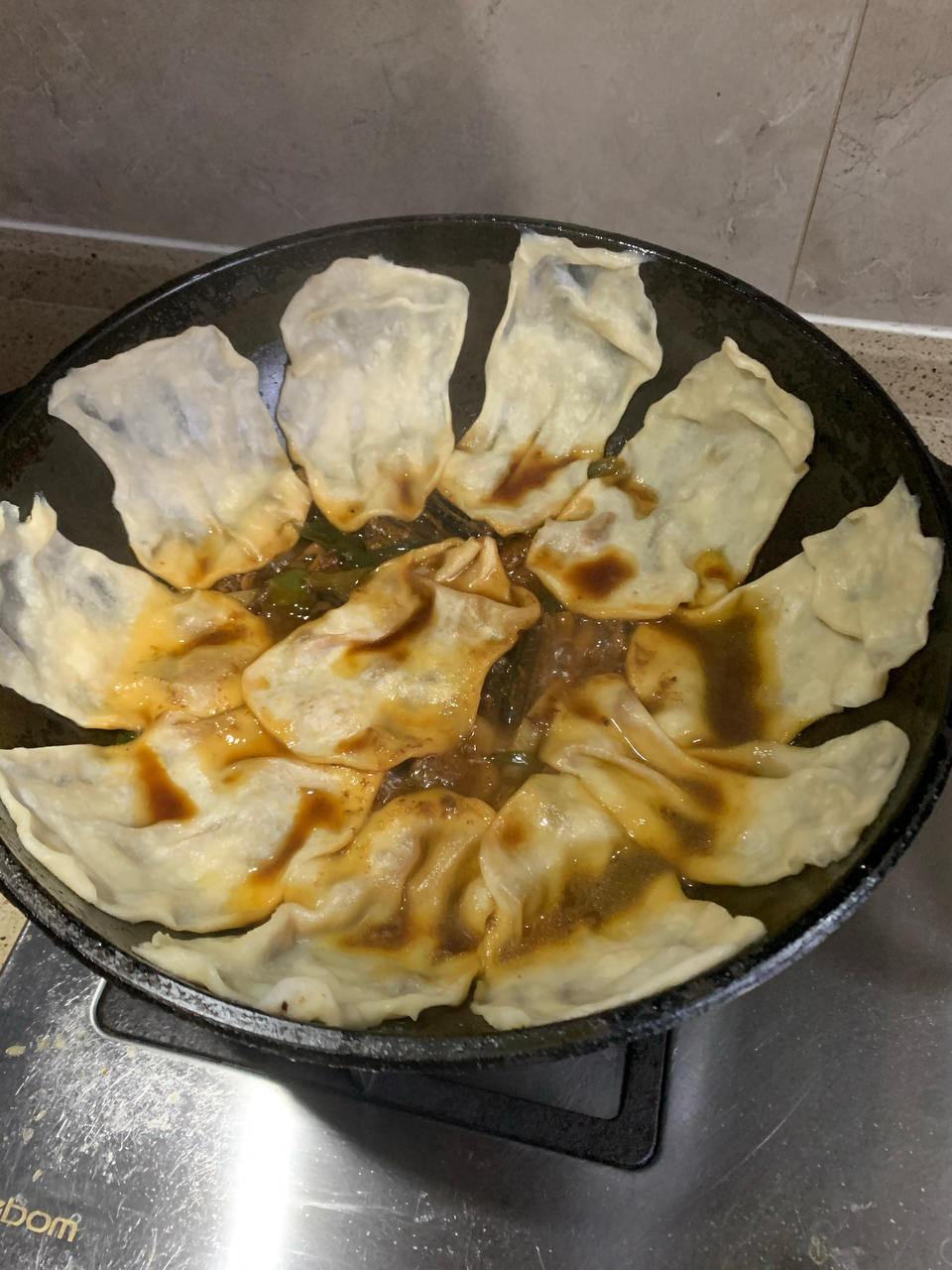 地锅鸡，教你贴饼子好吃的小技巧~