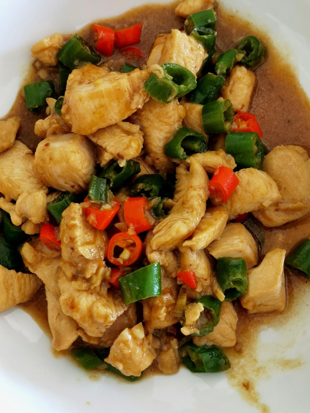 咸鲜可口的青红椒炒鸡丁