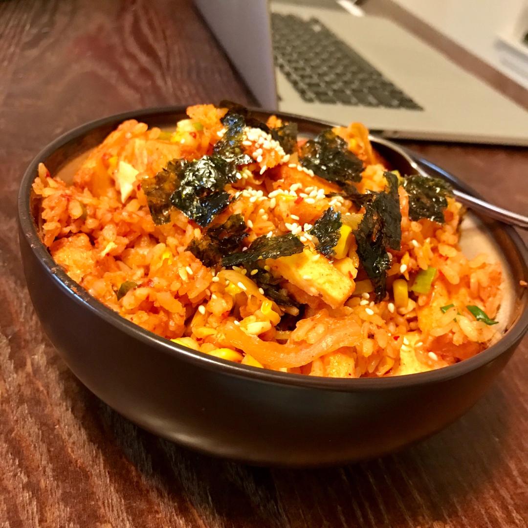 泡菜吞拿鱼（金枪鱼）炒饭—冬天就该来一碗红红火火的炒饭