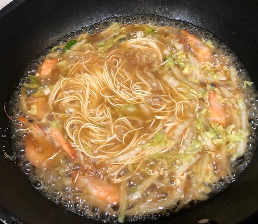鮮蝦白菜熗鍋面的做法 步驟4