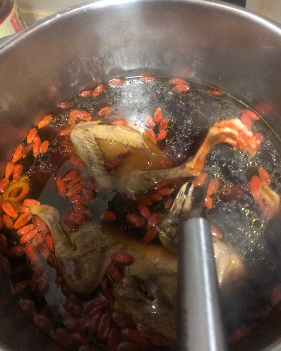 红枣枸杞鸽子汤，简单易学，鲜美又营养，老少皆宜