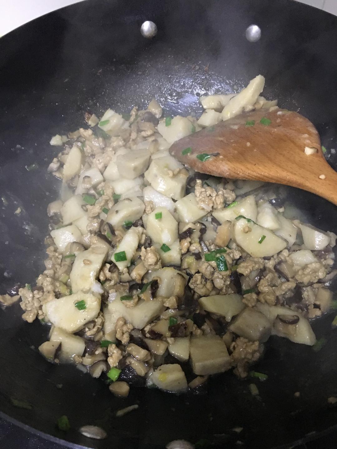 香菇肉末焖香芋(宝贝最喜欢吃的菜之一)