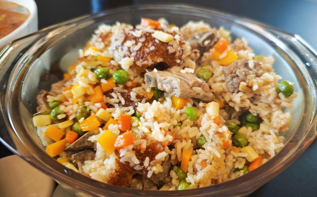 【排骨焖饭】