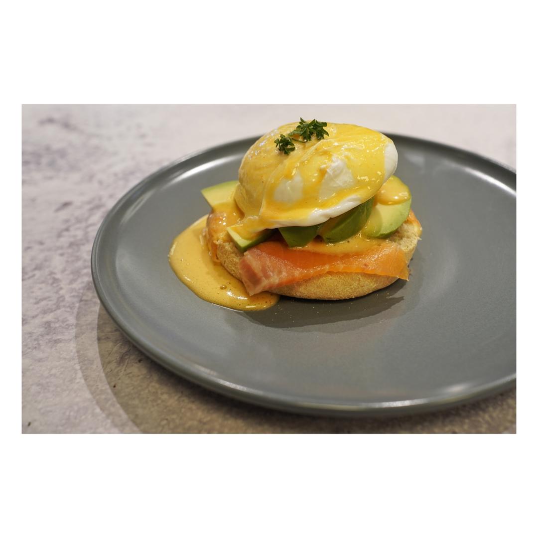 班尼迪克蛋（牛油果培根版）