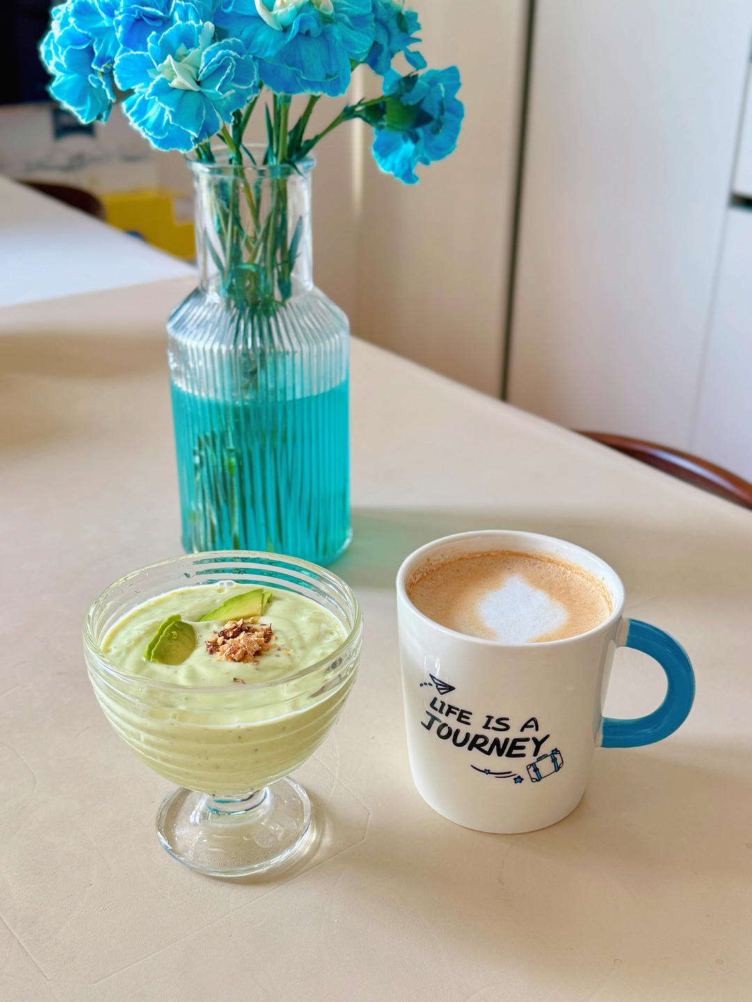 巴旦木牛油果奶昔🥑复刻茉酸奶真的太好喝啦