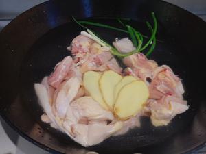 椰子炖鸡汤 | 5种食材煲靓汤的做法 步骤2