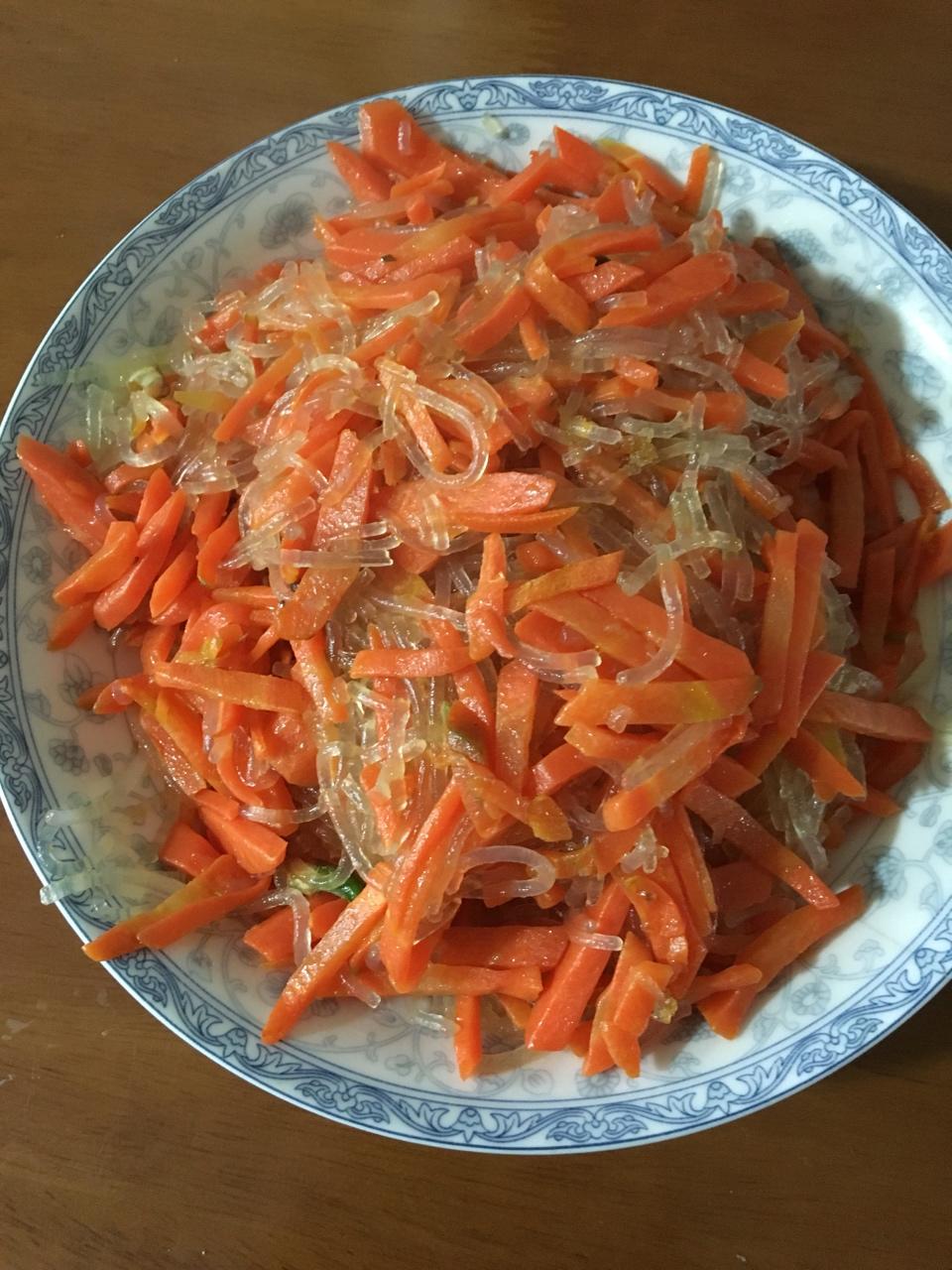胡萝卜炒粉丝的做法