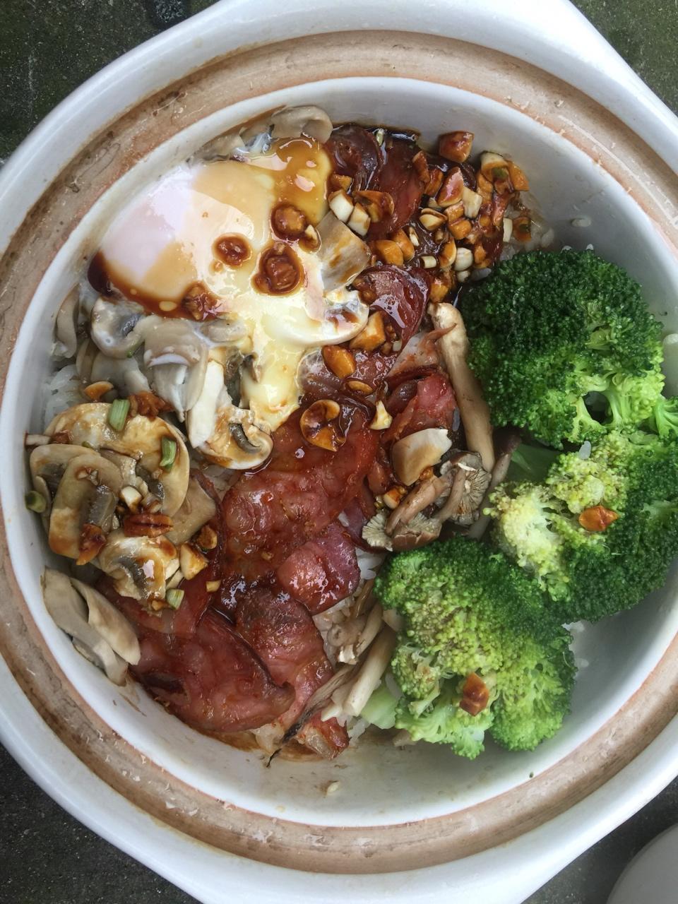 川味香肠砂锅煲仔饭的做法