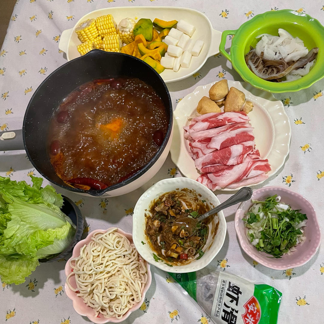 冬天第一顿火锅安排上了吗？热气腾腾的麻辣火锅走起