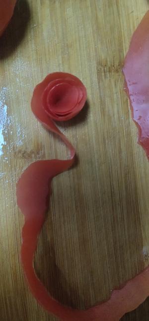 西红柿玫瑰花🌹的做法 步骤4