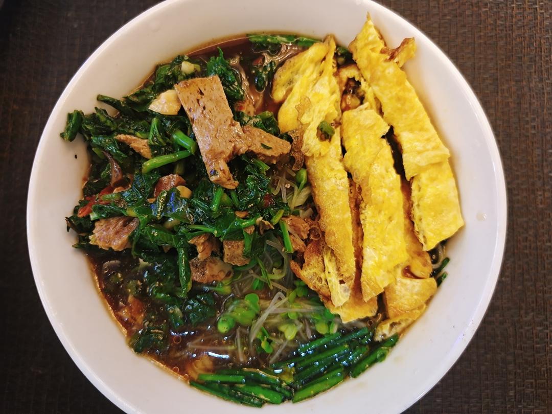 雪菜笋丝鸡蛋面