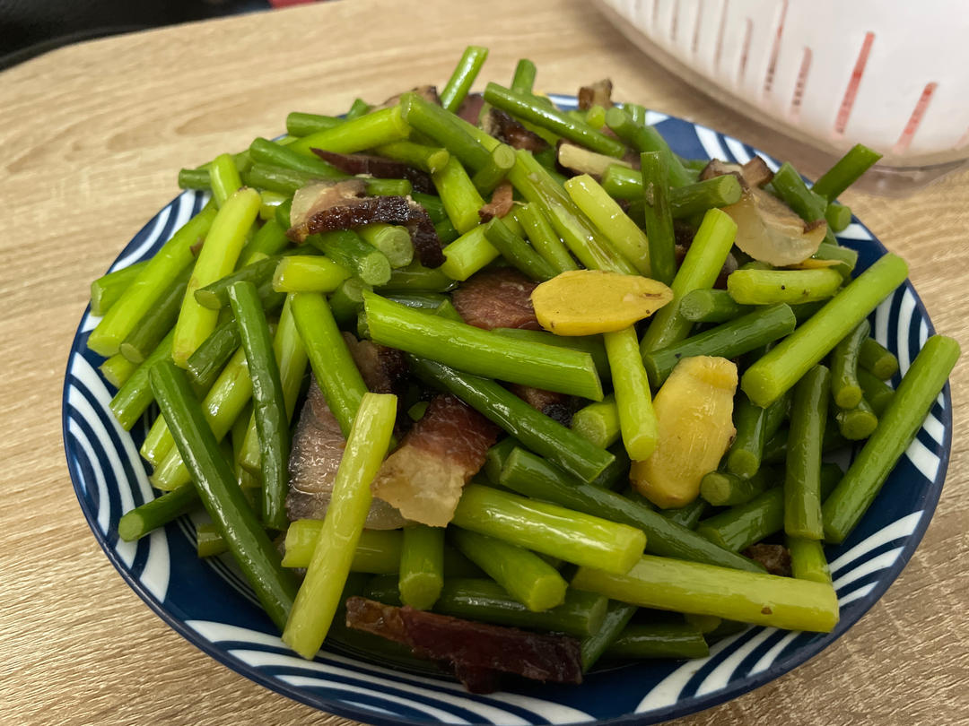 腊肉炒蒜苔，超级简单的快手菜，荤素搭配，也算硬菜一道，下饭菜