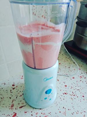 草莓香蕉酸奶奶昔的做法 步骤3