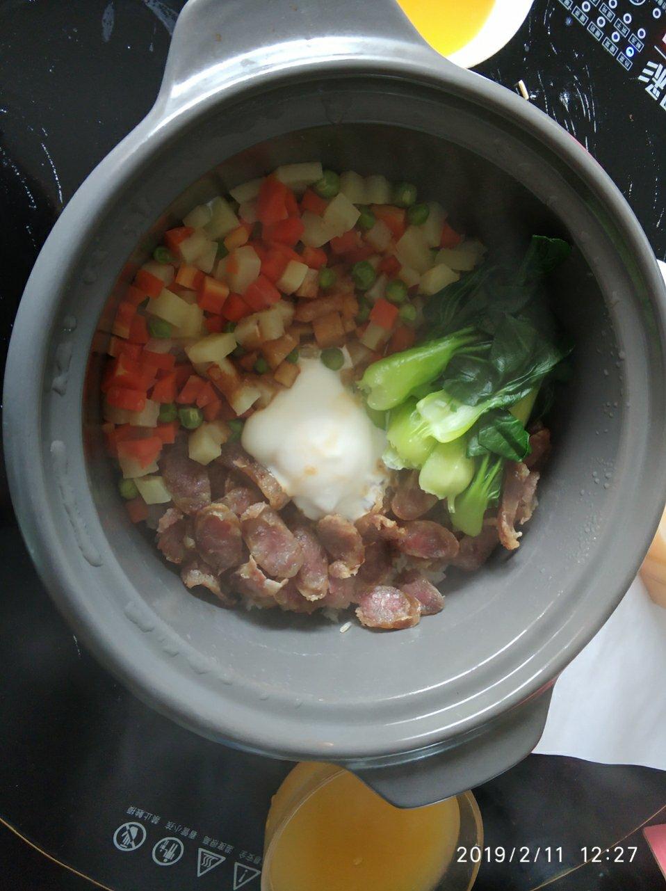 《广式腊肠砂锅煲仔饭》