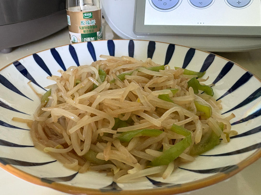 小美版-绿豆芽炒青椒丝