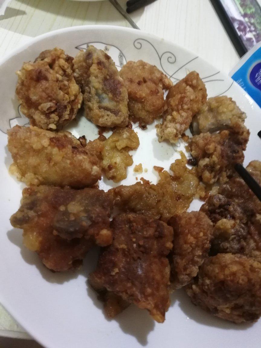 我家排骨从不红烧，加一些大蒜，出锅香喷喷，孩子吃完舔手指