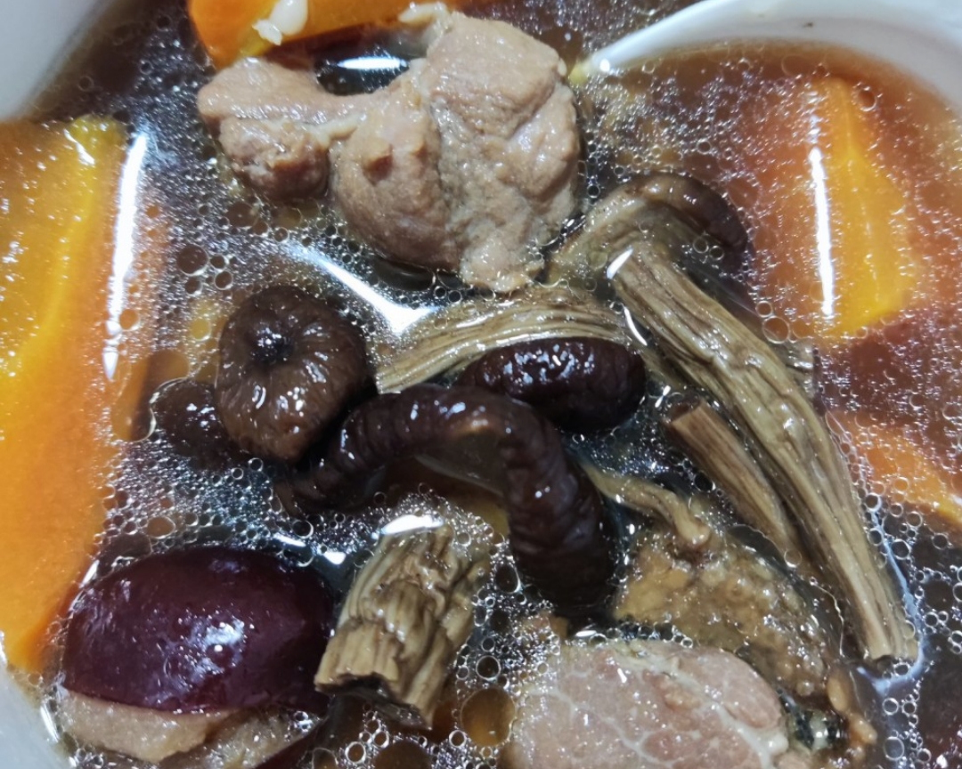 健脾祛湿汤：茶树菇红萝卜薏米煲猪骨的做法