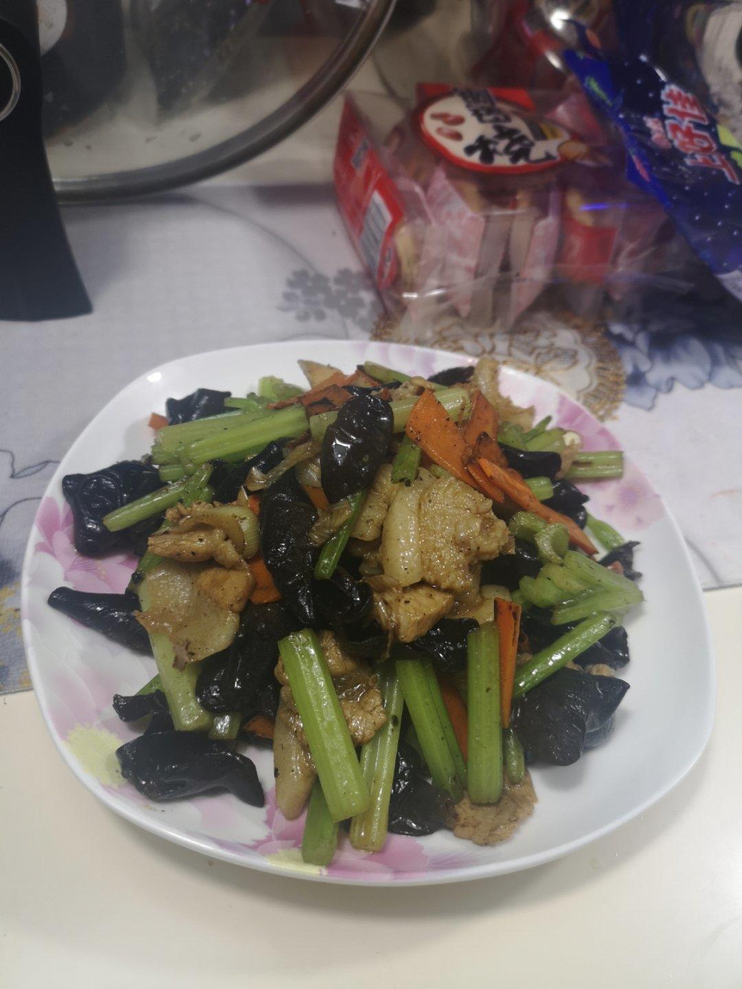 芹菜木耳炒肉丝