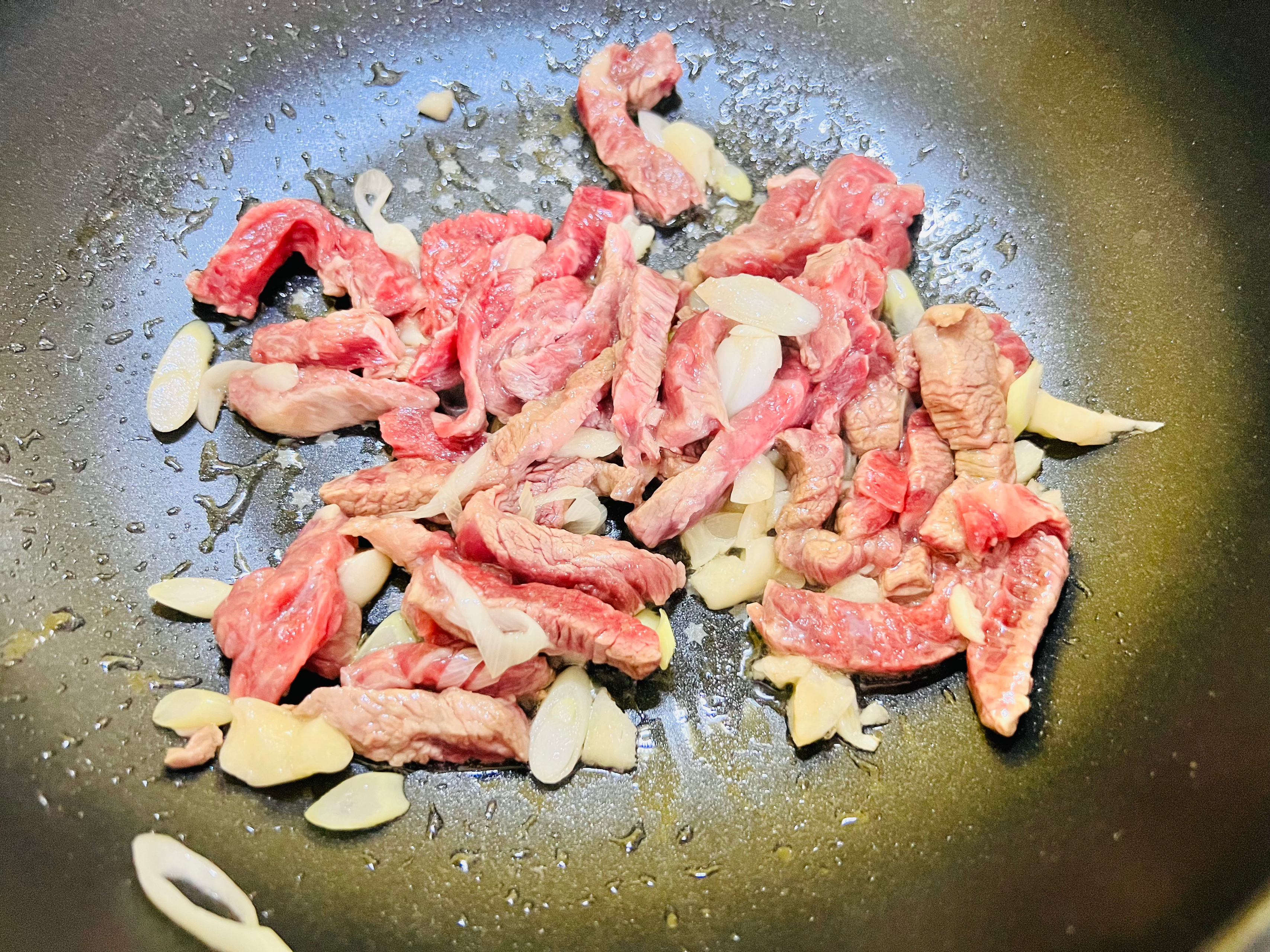 朝鲜族家庭【尖椒炒牛肉】简单又下饭的做法 步骤6