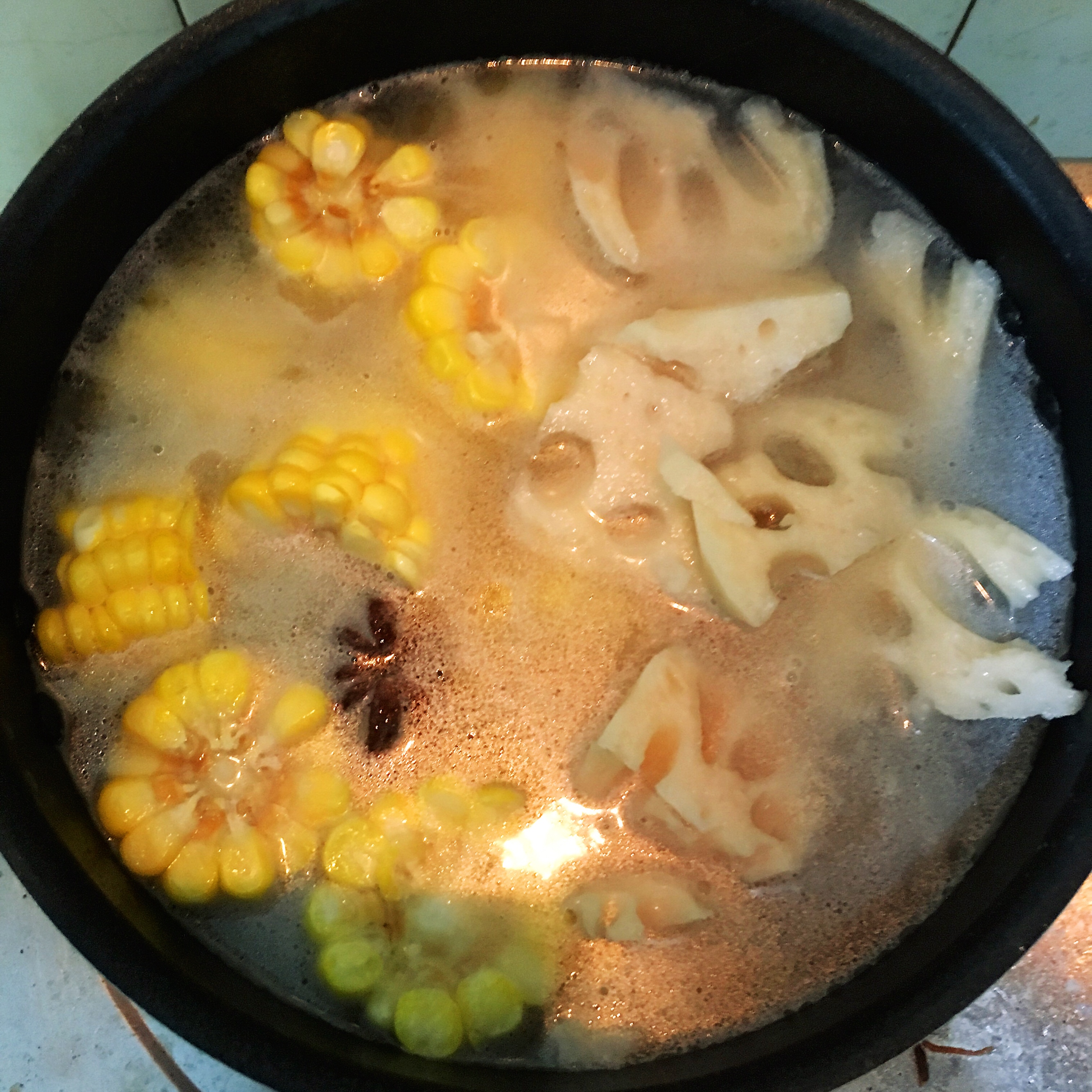 猪蹄玉米莲藕汤的做法