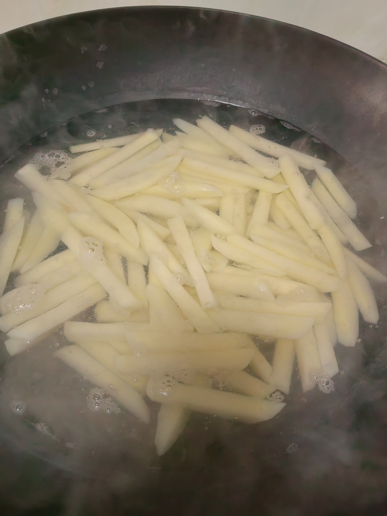 薯香松脆的自制炸薯条的做法 步骤4