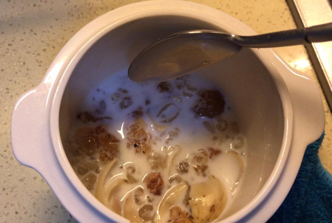 牛奶炖桃胶
