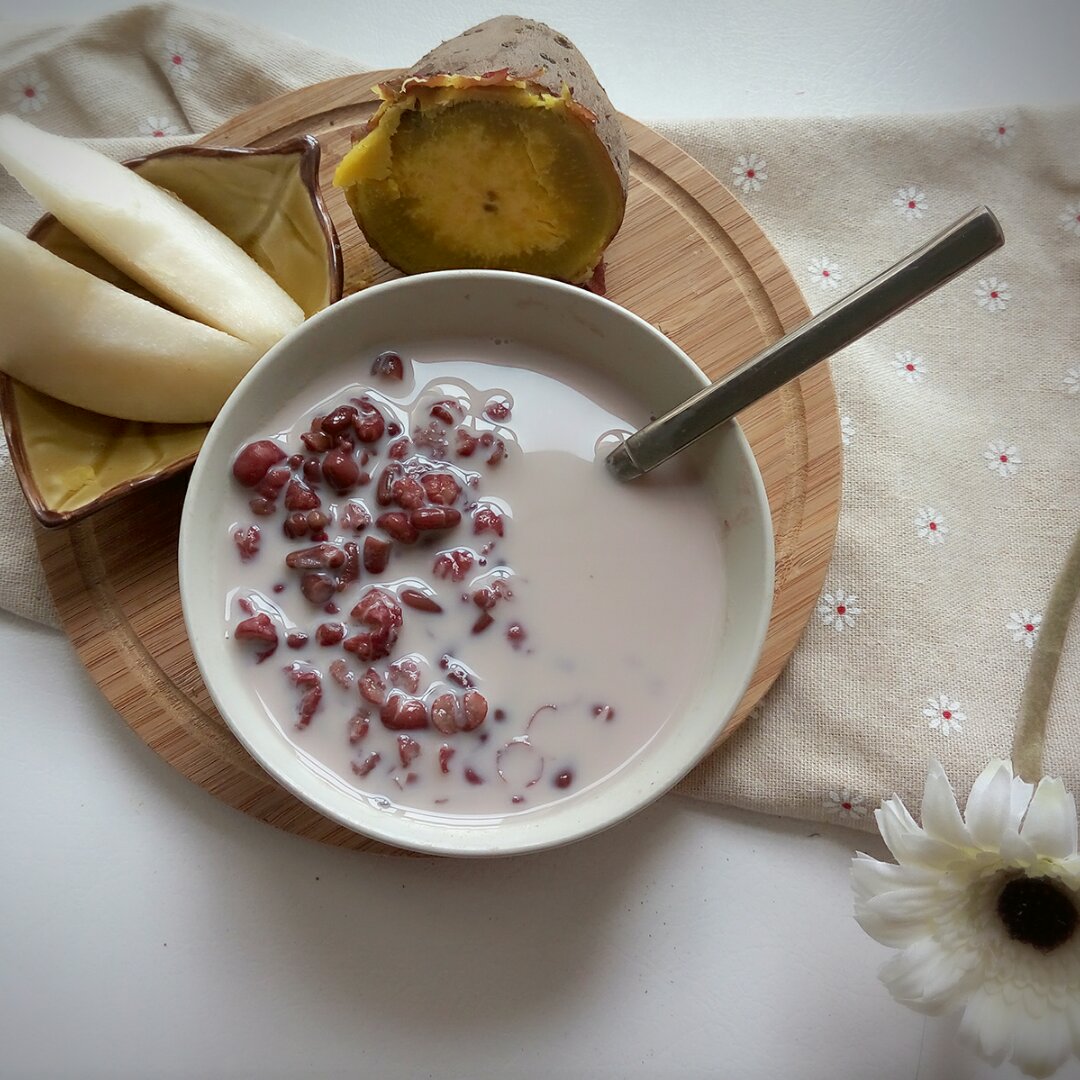 红枣红豆薏仁牛奶粥