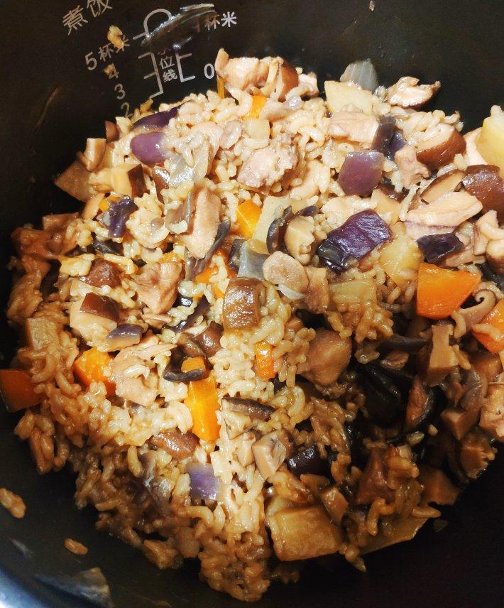 【香菇鸡肉焖饭】