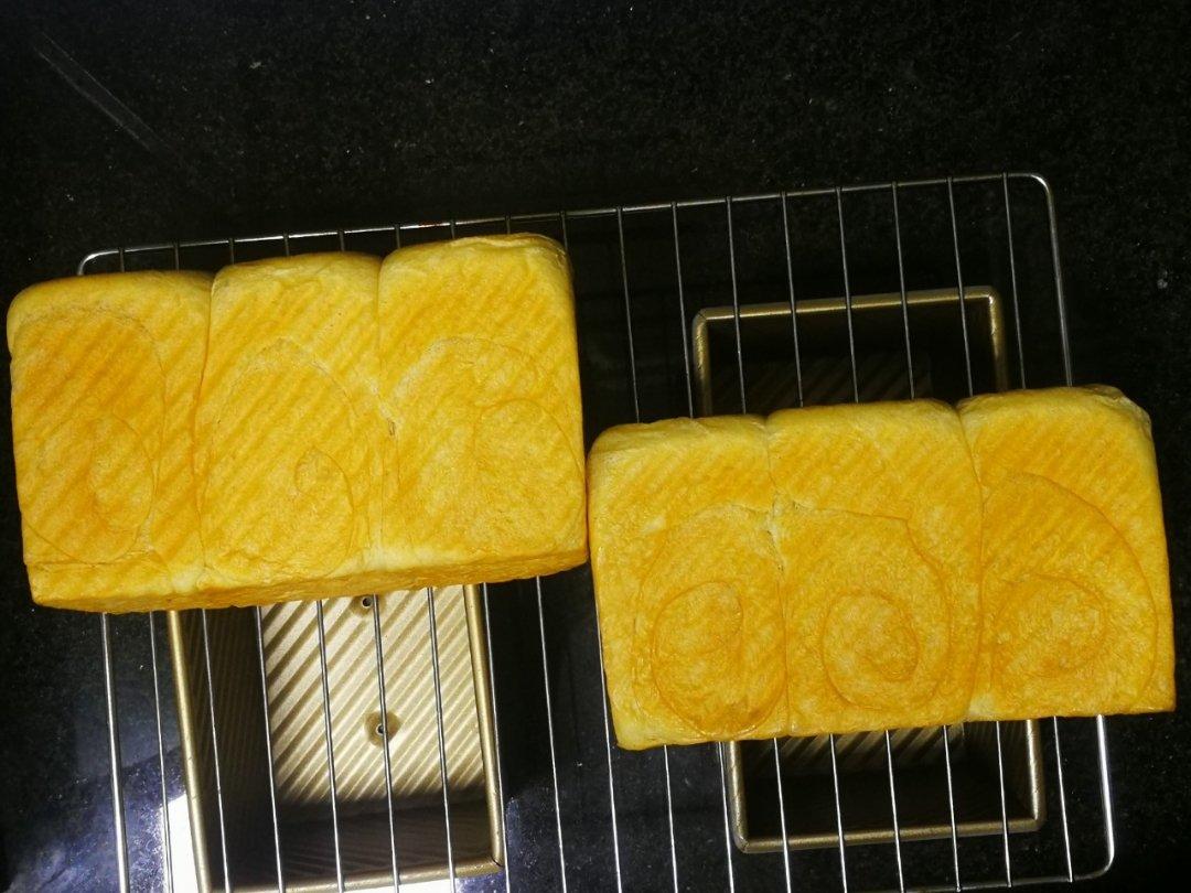 柔软的蜂蜜牛乳全麦吐司